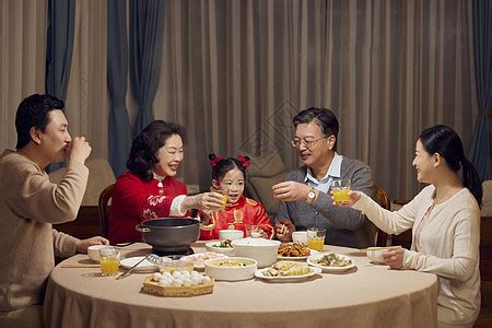 一家人春节吃年夜饭敬酒高清图片下载-正版图片501806822-摄图网