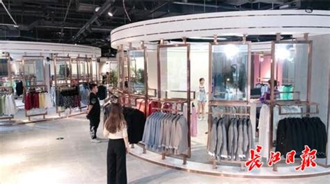 在汉正街的这个网红直播中心，消费者进直播间试衣粉丝帮你“参谋”_武汉_新闻中心_长江网_cjn.cn