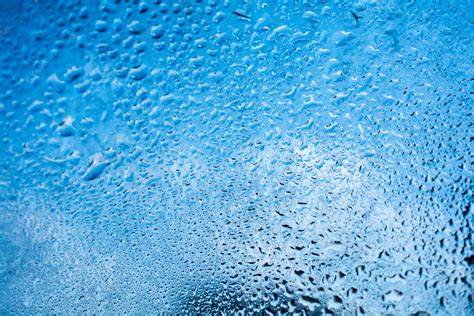 雨天玻璃怎么防止有水珠(下雨天怎样去除玻璃上的水珠)
