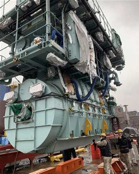 南通中远海运船务N886项目顺利完成主机吊装工程 - 在建新船 - 国际船舶网