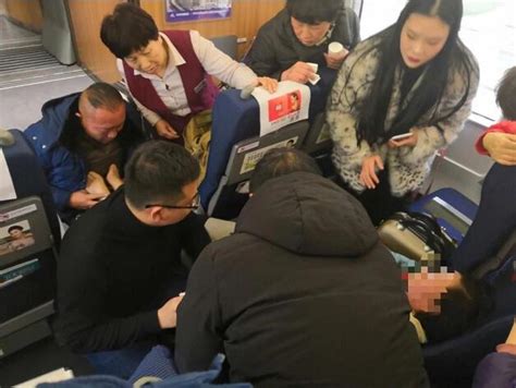 4位中医辅导员老师乘坐火车突遇病人 及时出手相救病人转危为安-中国吉林网