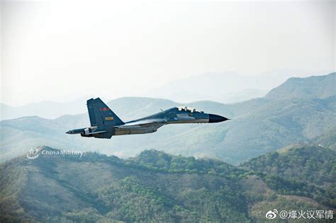F-15战斗机山谷低空飞行，摄影师记录下的瞬间！_新浪新闻