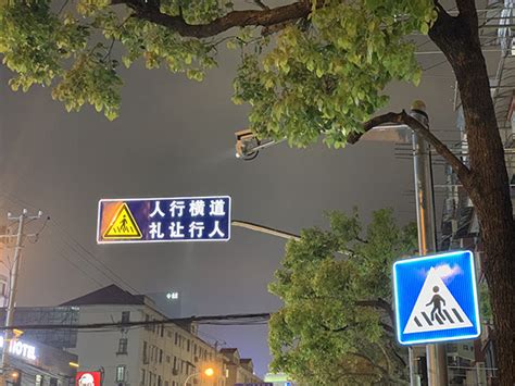 这里的指示牌会发光，上海浦东试点“自发光”交通组合设施__凤凰网