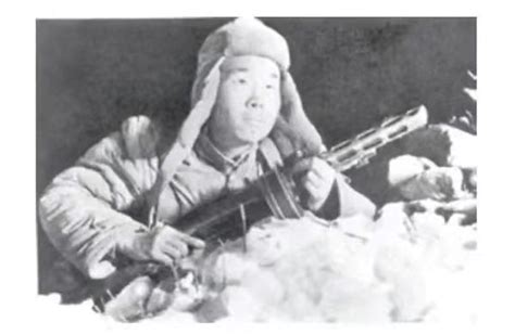 长津湖：电影里冻僵的战士，让人最震撼的片段；让敌人肃然起敬，是战胜敌人的最高胜利。