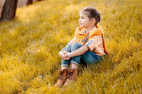小笑孩子坐在秋草上望高清图片下载-正版图片503630485-摄图网