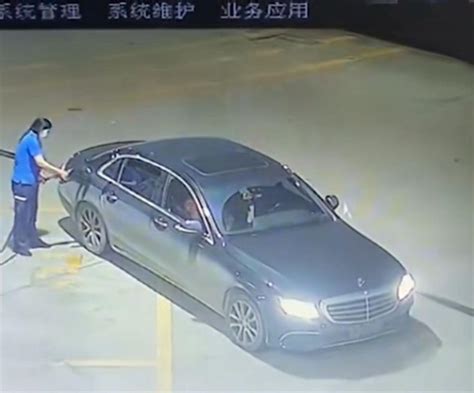 未挂牌奔驰加了340元汽油后一脚油门离开，加油员已报警_凤凰网视频_凤凰网