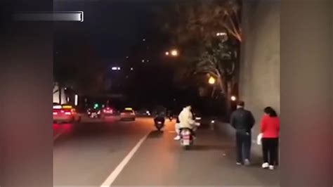 西安两男子骑摩托向路人泼洒液体被拘，液体为瓶装饮料_手机新浪网