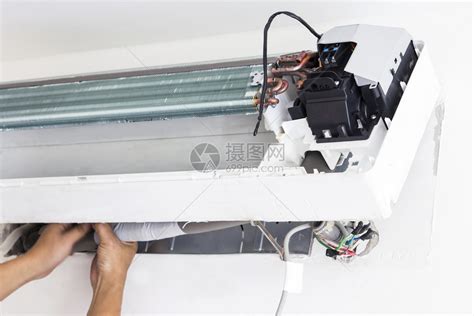 手工业的安装修理卧室空调机高清图片下载-正版图片307579763-摄图网