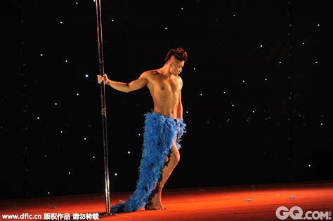 钢管舞男的绝美表演 超越性别的艺术_话题_GQ男士网