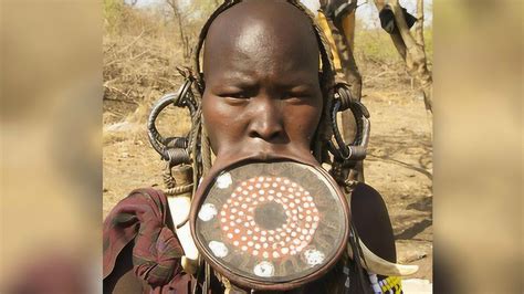非洲唇盘族，女人嘴挂着20多厘米长的盘子，上等人才有资格佩戴_腾讯视频