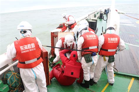 台风天货船进水倾斜，13名船员遇险，东海救助局全部救回