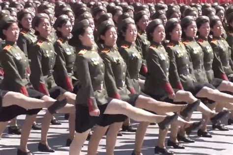 在中朝边界巡逻的朝鲜女军人_新浪图集_新浪网