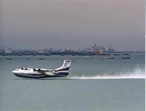 大型灭火/水上救援水陆两栖飞机“鲲龙”AG600成功实现海上首飞