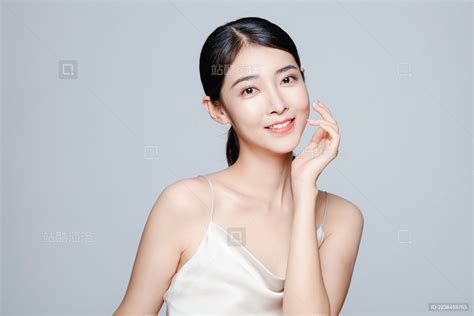 一个年轻漂亮的中国女性半身肖像_站酷海洛_正版图片_视频_字体_音乐素材交易平台_站酷旗下品牌
