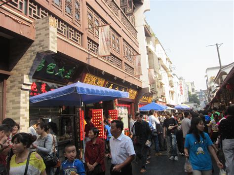 从武汉户部巷望去：全国都有一条本地人不会去的小吃街