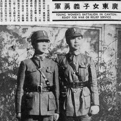 抗战时前线的国民党女军官照，国军女军官举着日军战利品欢呼