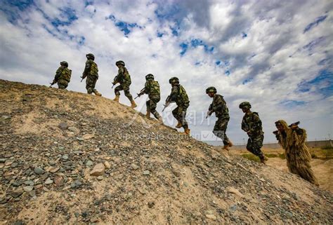 新疆吐鲁番：不惧高温练兵忙-人民图片网