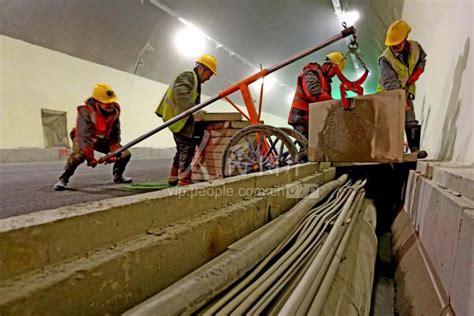 新疆哈密G575公路东天山特长隧道建设进入收尾阶段-人民图片网