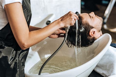 理发店里洗头一般都会用两遍洗发水，真的有必要嘛？ - 知乎