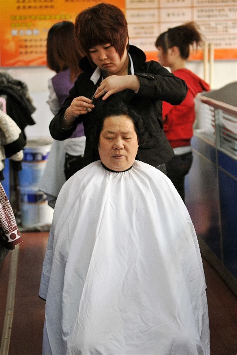 理发师在练习理发技巧高清图片下载-正版图片502134467-摄图网