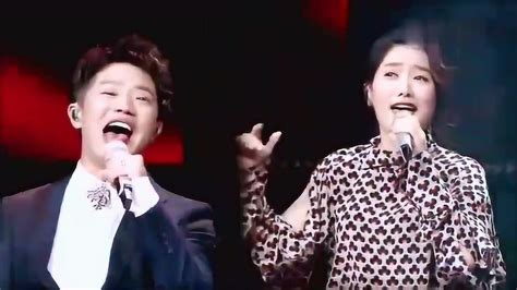 韩红与凤凰传奇合唱《月亮之上》，台下观众要疯狂了，太经典了_腾讯视频