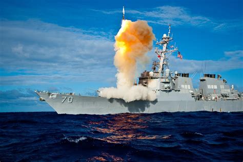 2021年5月16日美国海军阿利·伯克IIA级导弹驱逐舰杜威号(ddg105)……