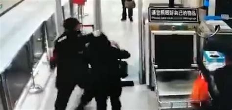 石家庄地铁安检人员殴打乘客被辞退 打架斗殴,伤人伤己|石家庄|地铁-社会资讯-川北在线