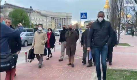 联合国秘书长抵达乌克兰 在基辅街头步行画面曝光_凤凰网资讯_凤凰网