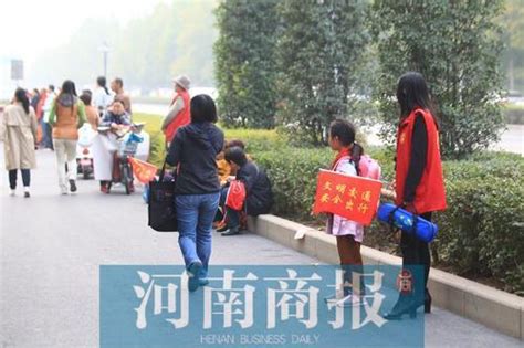 上海中小学开学首日，家长兴奋直呼“终于送进去了”_热点