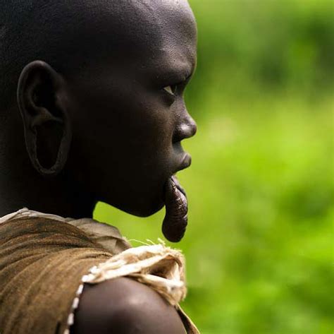 非洲原始部落女子以嘴大为美|原始部落|盘子_凤凰健康