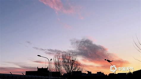 2月你好！北京天空出现绝美朝霞，映红天际