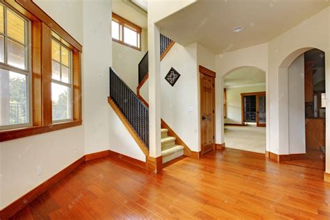 与木地板的美丽家门口。新豪华家庭室内装饰.高清摄影大图-千库网