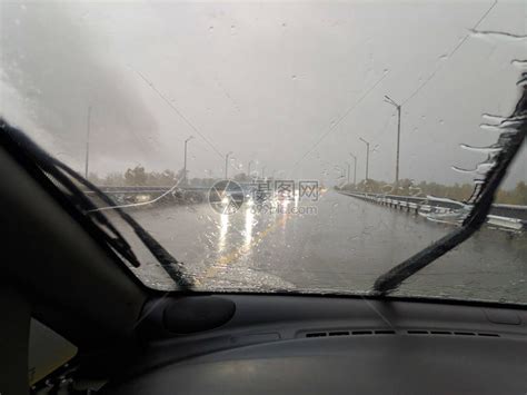 在雨中驾驶汽车下雨和恶劣天气高清图片下载-正版图片503803194-摄图网