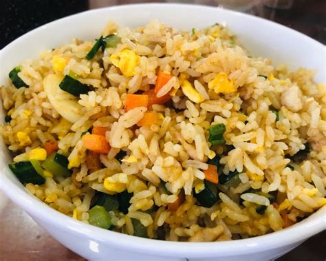 【炒米饭的做法步骤图，炒米饭怎么做好吃】Erica_LLL_下厨房