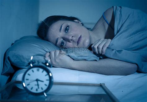 失眠和绝望的美丽白种女人晚上醒来无法入睡高清图片下载-正版图片506143766-摄图网