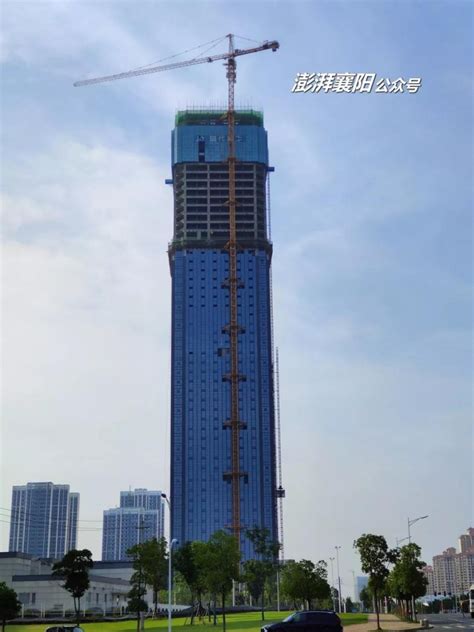 在250米的超高层楼顶建长300米、总重40000吨的水晶连廊-施工技术-筑龙建筑施工论坛