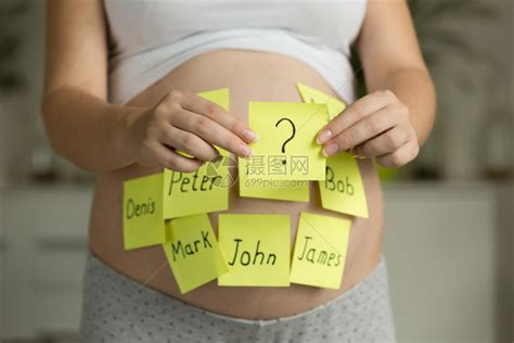 选择未来婴儿名字的孕妇概念形象高清图片下载-正版图片304280043-摄图网