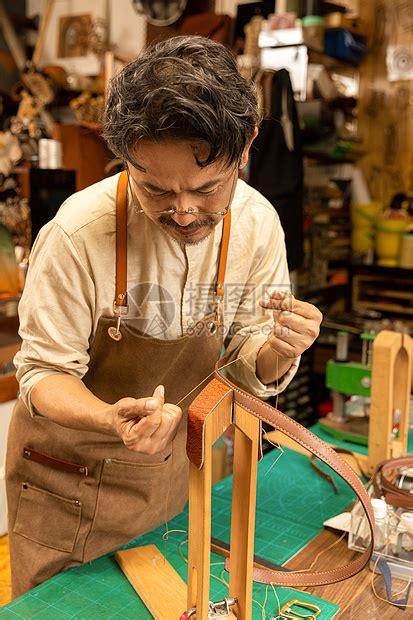中年男性皮匠手工定做皮带高清图片下载-正版图片501676423-摄图网