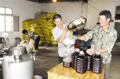 油榨油榨人物工厂摆动摄影图配图高清摄影大图-千库网