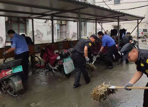 东胜中队开展背街小巷环境卫生整治工作