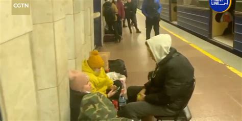 乌克兰外国留学生实拍民众躲入地铁站(含视频)_手机新浪网
