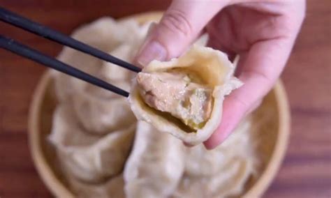 蔡记蒸饺的制作工艺几十年始终如一，蒸饺师傅的巧手是美味的源头_凤凰网视频_凤凰网