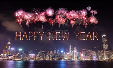 【今日除夕】璀璨烟花迎新年，中国香港 (©Thanapol Kuptanisakorn/ Alamy Stock Photo)