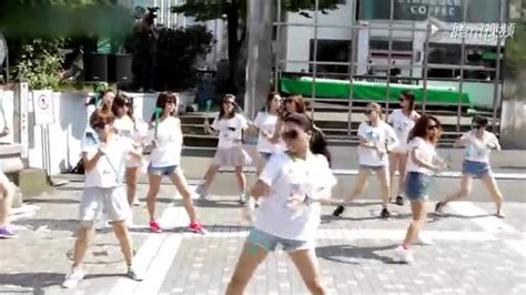 日本少女街头脱衣舞供路人拍照_腾讯视频