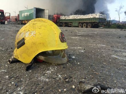 天津爆炸：火光中的消防员_新闻频道_中国青年网