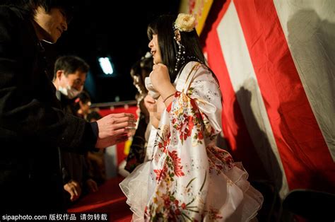 摸女生的胸图片