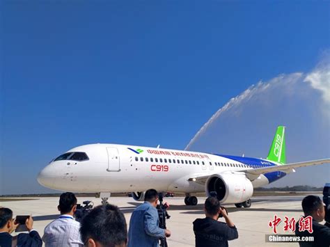国产大飞机生产线上迎新春 C919三机首次同框相聚上海_坪山新闻网