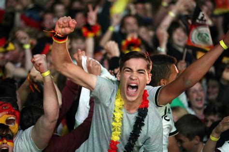 在足球场，德国球迷对着镜头欢呼—高清视频下载、购买_视觉中国视频素材中心