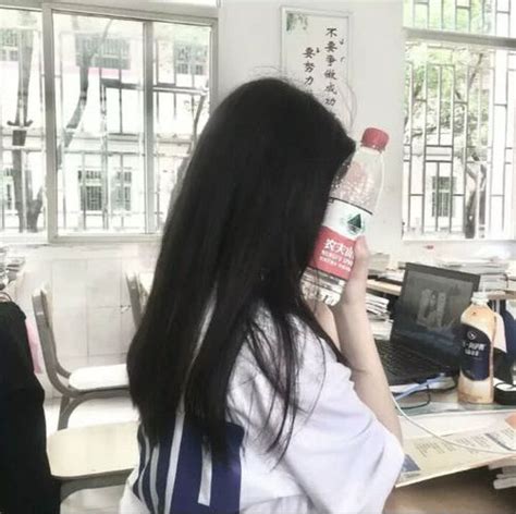 女生头像ins不笑温柔