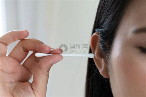 妇女用棉布洗耳保健和耳清洁概念高清图片下载-正版图片504126428-摄图网